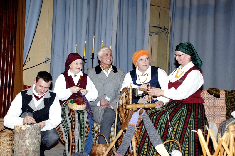 Folkloras kopa «Svitene» 15 gadu jubilejas koncertā sev un viesiem radīja ģimeniskas vakarēšanas noskaņu.
Autors: Ivars Bogdanovs