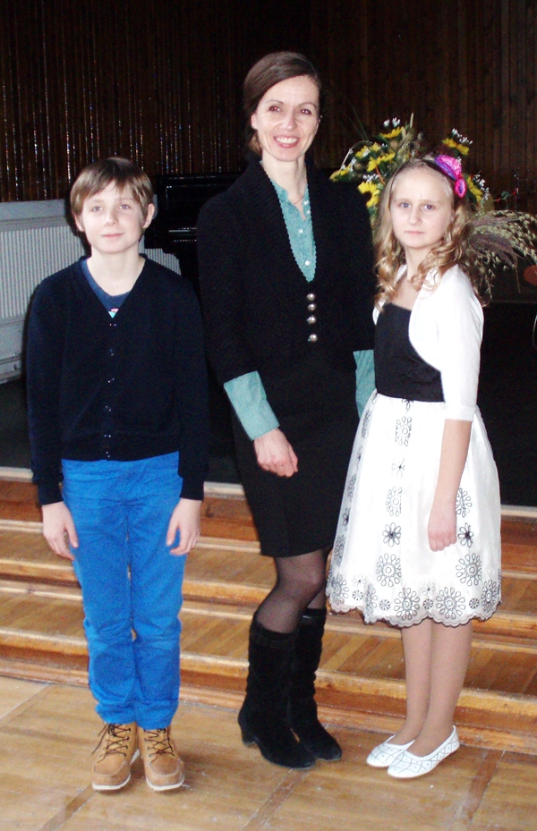 Prieks par labajiem rezultātiem ir gan audzēkņiem Patrīcijai Spalei un Jēkabam Svarinskim, gan pedagoģei Kristīnei Circenei.
Autors: no skolas albuma