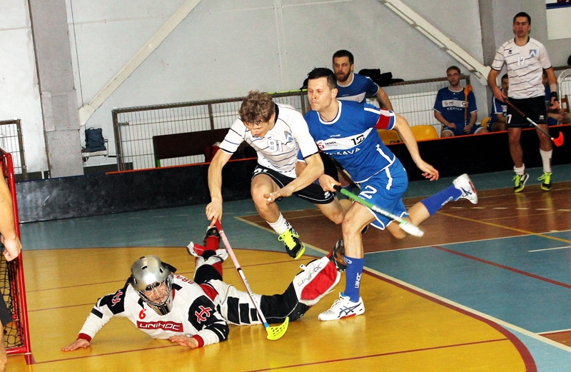 Pēteri Zeltiņu (91. numuru) nogrūž pie «Ķekavas» vārtiem. 
Autors: Foto – Uldis Varnevičs