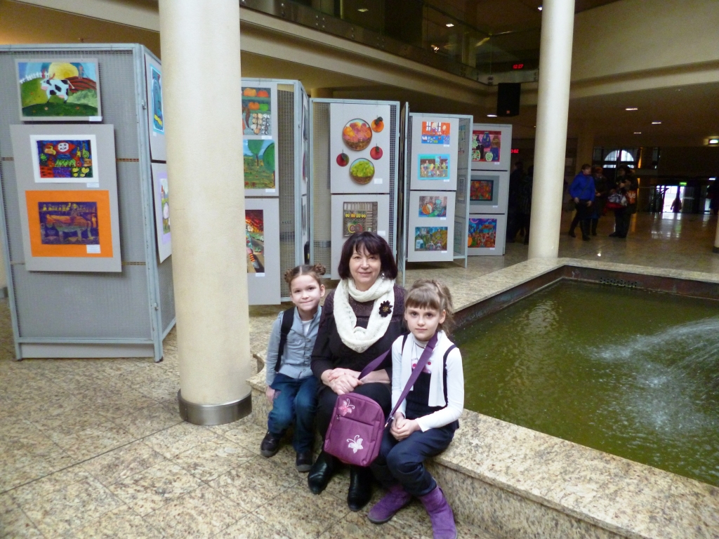 Bauskas BJC vizuālās mākslas pulciņa skolotāja Daile Feldmane ar audzēknēm Elīzu Lakoviču-Lakovicu (no kreisās) un Viktoriju Zubovu.

Autors: No albuma.