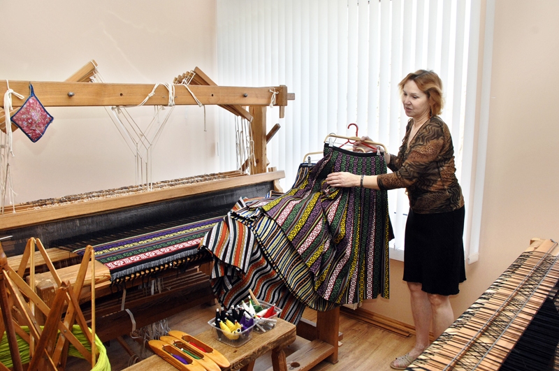 Maira Vīķe, studijas «Stella» vadītāja, jau otro reizi darina tērpus vietējiem dziedātājiem.
Autors: Ivars Bogdanovs