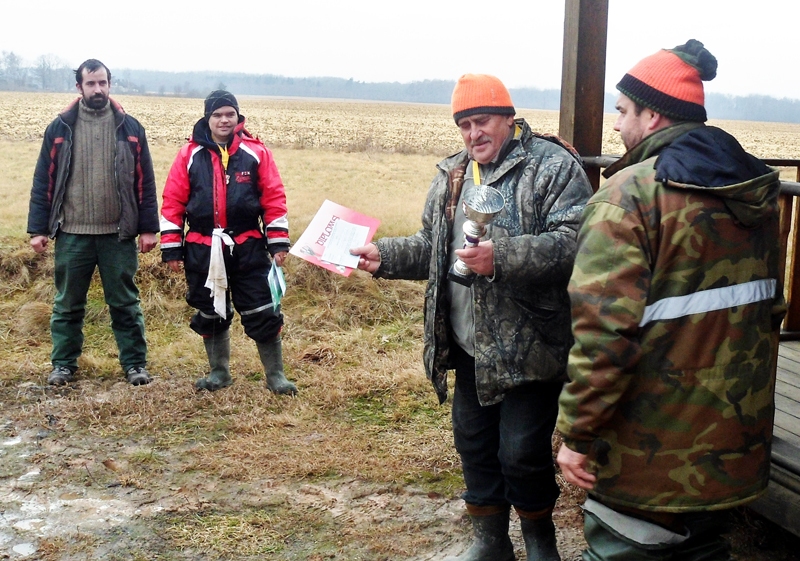 Oskars Rigasts (otrais no labās) priecājas par makšķerēšanas sacensībās iegūto pirmo vietu.
Autors: no personiskā albuma