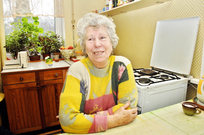 Velta Ozola dzimšanas dienā saņēma vairākas apsveikuma kartītes. «Cik jauki, ka cilvēki no Dobeles, kurus neesi savus 60 gadus redzējis, tevi atceras,» prieku pauž jubilāre.
Autors: Ivars Bogdanovs