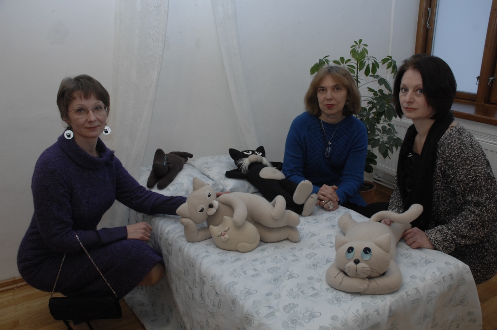 «Kaķu nama» atvēršanā Bauskā – Igaunijas tekstiliju un kaķu figūru meistare Inna Smirnova (kreisajā pusē), leļļu māksliniece Tamāra Čudnovska un «Baltijas ģildes» prezidente Diāna Gubanova.
Autors: Ivars Bogdanovs
