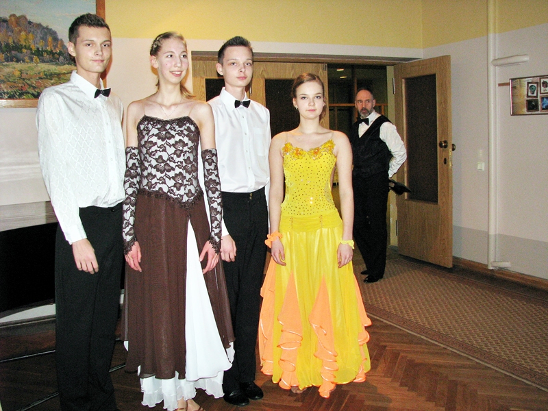 Dalībnieki Uvis Dredžels (no kreisās) un Liene Lote Kalniņa, Elvis Dredžels un Laura Volfa.
Autors: Foto – Vilnis Auzāns