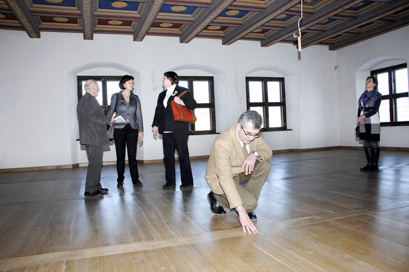 Rātsnama telpas vēl tukšas un neapdzīvotas, tā interjeru papildinošām mēbelēm jābūt izgatavotām līdz šī gada Ziemassvētkiem. To ēkas apskatē apsver arī domnieki un speciālisti.
Autors: Foto – Ivars Bogdanovs