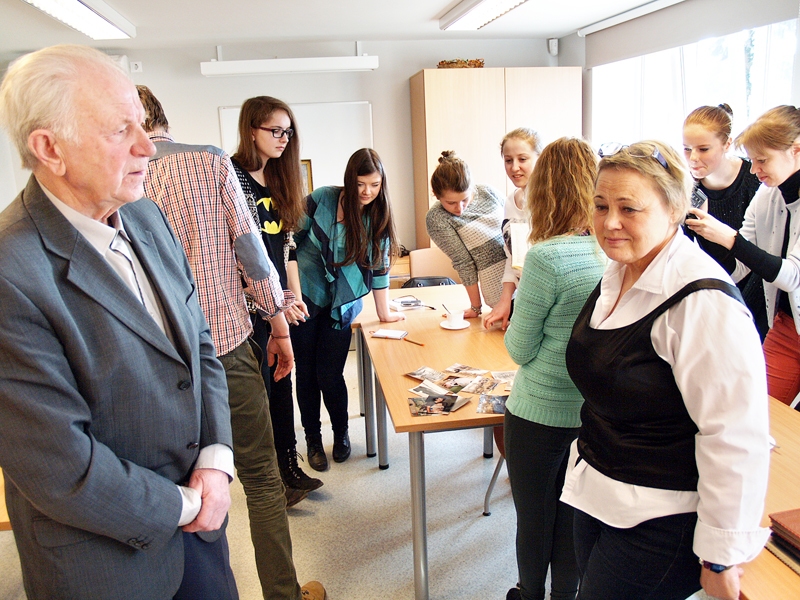 Oļģertu Liepiņu un Ainu Ezergaili (priekšplānā) vieno kopīgas ģimenes atmiņas, kamēr jaunieši pēta seniora fotogrāfiju krājumu.
Autors: Foto – Antra Ērgle