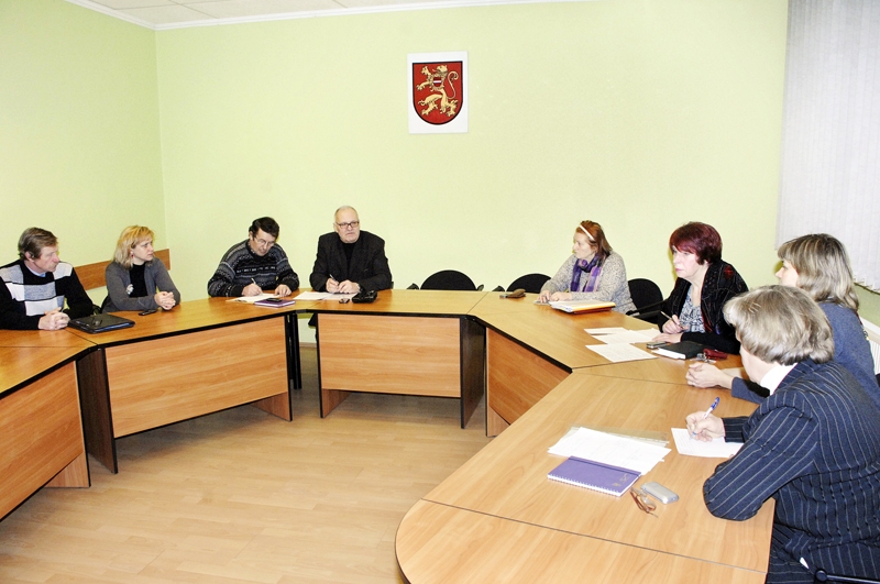 Lauksaimnieku sanāksmē valdīja možs gars. Vecumnieku zemnieka Agra Veides (ceturtais no kreisās) stāstījumā ieklausās kolēģi no Bauskas novada, arī Albīns Baļčūns (pirmais no kreisās).
Autors: Ivars Bogdanovs