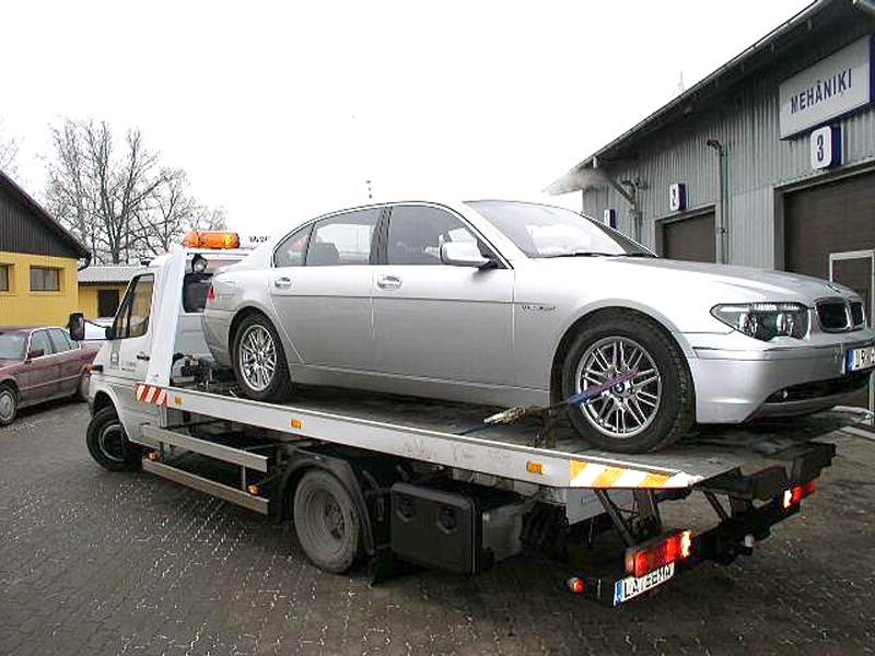 Autoevakuatoru pakalpojumi bedraino ceļu dēļ pavasaros ir ļoti pieprasīti. 
Autors: Foto no www.latbema.lv.