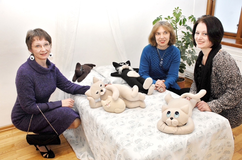 «Kaķu nama» atvēršanā Bauskā – Igaunijas tekstiliju un kaķu figūru meistare Inna Smirnova (kreisajā pusē), leļļu māksliniece Tamāra Čudnovska un «Baltijas ģildes» prezidente Diāna Gubanova.
Autors: Ivars Bogdanovs