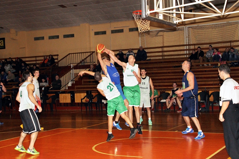 Finālspēle. Uģis Kreicšteins no «Ozolu 15» komandas izcīna atlēkušo bumbu pie groza. Raivis Alksnis (no labās) gaida cīņas iznākumu.
Autors: Uldis Varnevičs