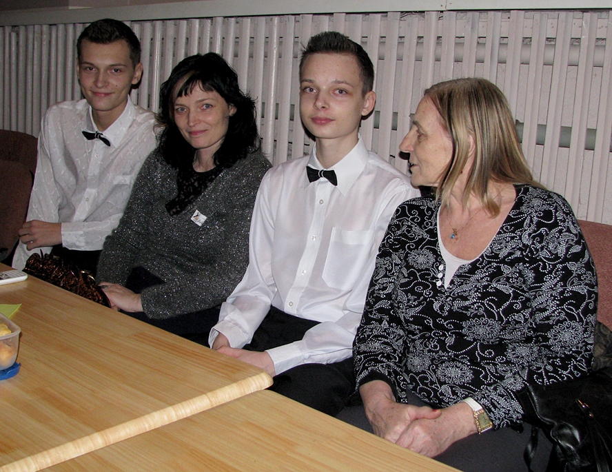 Brāļus Uvi (no kreisās) un Elvi Dredžeļus pirms konkursa uzmundrina mamma Pārsla  Dredžele un vecmāmiņa Dzidra Miezere.
Autors: Vilnis Auzāns