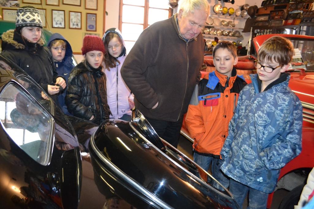 Edgars Gasūns Mūzikas un mākslas skolas audzēkņiem izrāda «Retro auto» muzeja ekspozīcijas, lai tās varētu ilustrēt grāmatā.
Autors: No albuma.