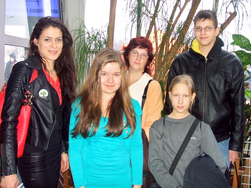 Bauskas bērnu bibliotēkas speciālistes Kristīne Čakāne (no kreisās) un Guna Blūmane kopā ar Bērnu žūrijas ekspertiem Elizabeti Ķepali, Viviānu Soņi un Rūdi Donerblicu.
Autors: Sarmīte Freimane