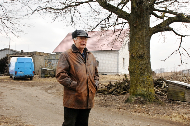 Kārļa Dziļuma dzimto māju «Meža kaķu» sardzē – četri vareni ozoli. Piekto vētra nogāza, dižo koku knapi sazāģējuši.
Autors: Foto – Ivars Bogdanovs