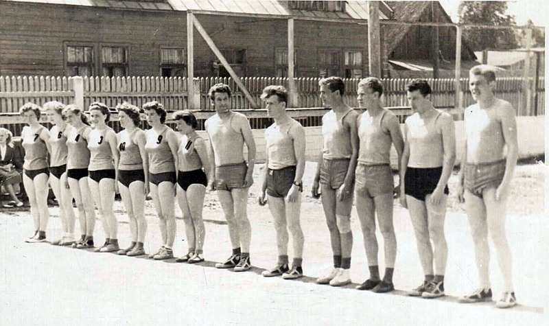 Bauskas basketbolisti 50. gados. Dāmas no kreisās: Daina Pumpuriņa (tagad Sunteika), Baiba Pumpuriņa, Ārija Gaile, Irēna Tāre, nenoskaidrota sportiste, Laima Vasiļjeva, Stasija, kuras uzvārds nav noskaidrots. Vīri no kreisās: Kārlis Vasiļjevs, Jēkabs Pumpuriņš, Juris Nerets, Juris Ozoliņš, Ilmārs Vasiļjevs, Artūrs Zariņš. Vīru komandā tolaik spēlēja pēcāk slavenais treneris Juris Garkalns. 
Autors: Foto no Ilmāra Vasiļjeva albuma.