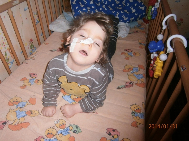 Krisam  Lazdānam ir tikai divi gadiņi. Šis simpātiskais čirkainais puika ir slims kopš dzimšanas. Viņš neprot staigāt, nemāk runāt un tiek barots caur speciālu caurulīti – zondi. Viņa uztura pamatsastāvdaļa ir specializētais medicīniskais pārtikas maisījums Nutrini. Mēnesī ir vajadzīgi 233 eiro, lai tikai pabarotu slimo bērniņu. Ar diviem zvaniem pa labdarības tālruni 9 000 6782 jūs nodrošināsiet mazulim brokastis, pusdienas vai vakariņas.
Autors: varonis.lv