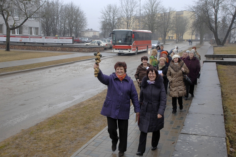 Bauskas ielās ceturtdienas, 6. marta, priekšpusdienā sastopami Viļa Plūdoņa jubilejas Dzejas ekspreša dalībnieki. 
Autors: Ivars Bogdanovs