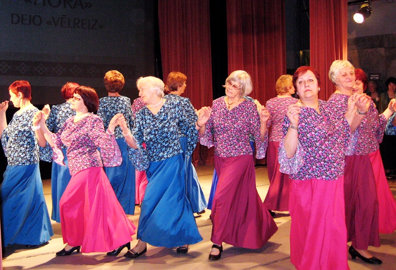 Bauskas senioru deju grupā «Vēlreiz» ir 19 dalībnieces, pensionāres un pirmspensijas vecuma sievietes, centrā – vadītāja Inese Smilškalne.
Autors: Foto – Inga Muižniece