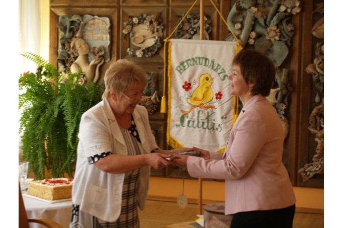 Iecavas pirmsskolas izglītības iestādes «Cālītis» ilggadējā vadītāja Ļubova Momota 2011.gada 4. augustā svinīgā sarīkojumā nodeva savai amata pēctecei Ingūnai Lācei simbolisko atslēgu, ko 1976. gada 31. jūlijā saņēmusi no toreizējā Iecavas putnu fabrikas bērnudārza celtniekiem
Autors: No arhīva.