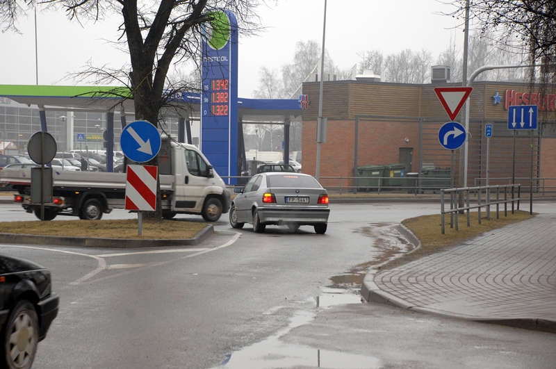 BMW markas auto vadītāja rīcība 6. marta pusdienas laikā Bauskā kārtējo reizi apliecina ironisko stereotipu, ka uz šo mašīnu stūrētājiem satiksmes noteikumi neattiecas. 
Autors: Ivars Bogdanovs