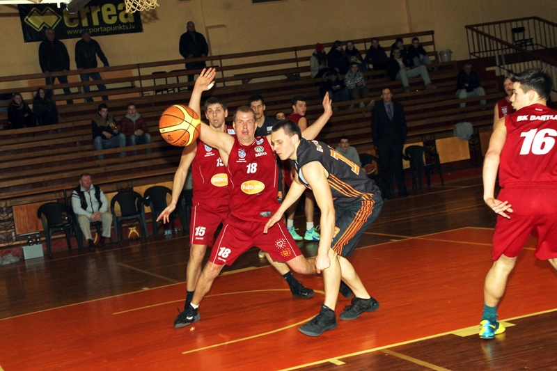 Juris Zakenfelds (18. numurs) salīdzinoši veiksmīgi nosedza Ivaru Zemīti.
Autors: Uldis Varnevičs