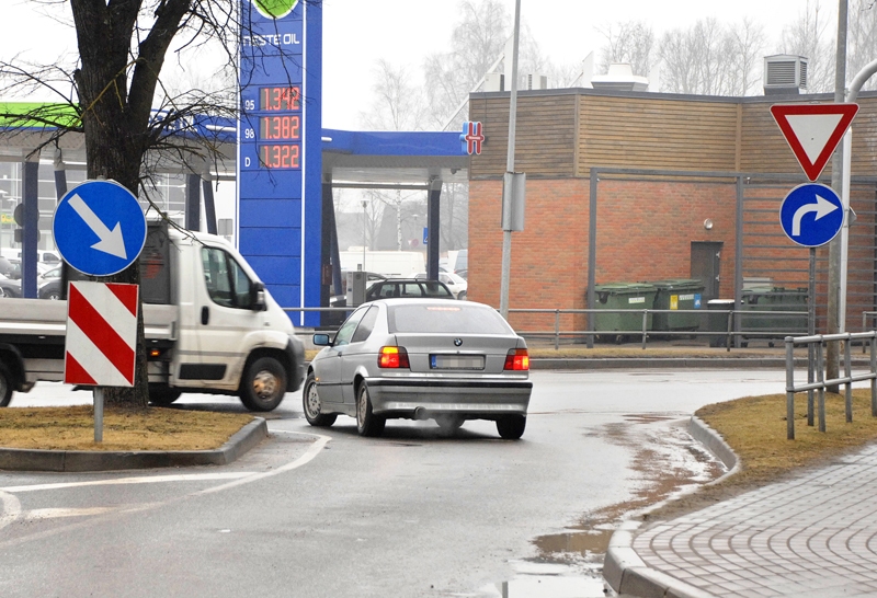 BMW markas auto vadītāja rīcība 6. marta pusdienas laikā Bauskā kārtējo reizi apliecina ironisko stereotipu, ka uz šo mašīnu stūrētājiem satiksmes noteikumi neattiecas. 
Autors: Foto – Ivars Bogdanovs