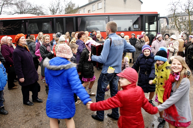 
Viļa Plūdoņa 140. jubilejas dzejas ekspresis piestājis Ceraukstes pagasta Mūsas ciemā. Sanākušie klausījās dzeju, pildīja atjautības uzdevumus, muzikanta Raita Sirmaņa rosināti, iesaistījās dziesmās un rotaļās.
Autors: Ivars Bogdanovs