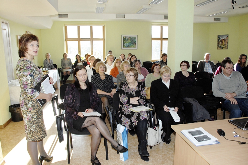 Bauskas novada pašvaldības Sociālā dienesta vadītāja Iveta Kubliņa (NO KREISĀS)  informēja, ka dienestam jau tagad ir informācija par klientiem - tām personām, kas saņēmušas trūcīgas vai maznodrošinātas personas statusu un sociālo palīdzību.
Autors: No arhīva.