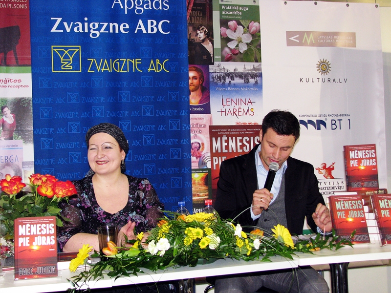 Romāna «Mēnesis pie jūras» atvēršanas svētkos Ķīpsalā rakstniecei Dacei Judinai talkā nāca aktieris Andris Bulis.
Autors: Foto – Vilnis Auzāns