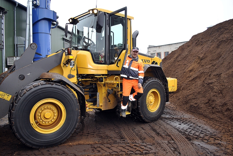 ARTIS RUBULIS rūpnīcā par frontālā iekrāvēja operatoru strādā trešo gadu.
Autors: Foto – Ivars Bogdanovs