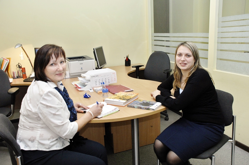 Dzintra Lasmane (no kreisās) un Inga Ozoliņa palīdz jauniešiem un pieaugušajiem izvēlēties piemērotāko profesiju.
Autors: Foto – Ivars Bogdanovs