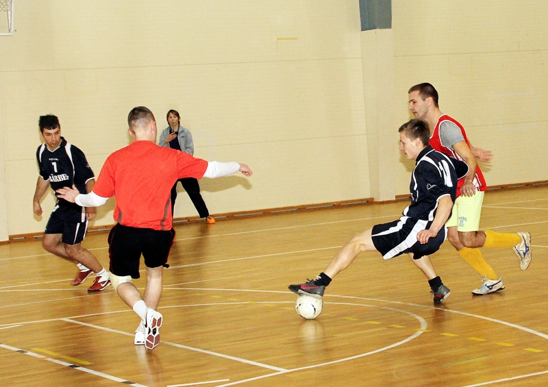 Pirmajā spēlē «Bārbele» (melnajos tērpos) uzvarēja «Vecumniekus», bet noslēgumā «Vecumniekiem» otrā vieta un «Bārbelei» trešā. 
Autors: Uldis Varnevičs