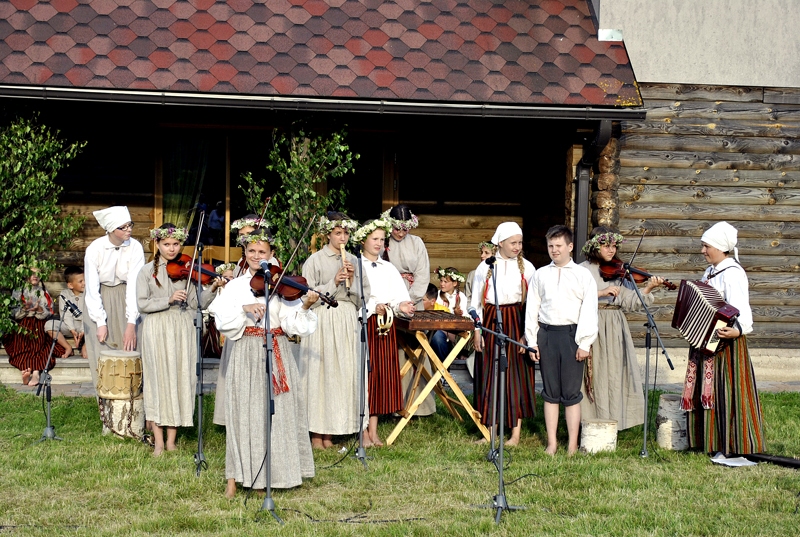 Iecavas bērnu un jauniešu folkloras kopa «Tarkšķi».
Autors: no «Bauskas Dzīves» arhīva