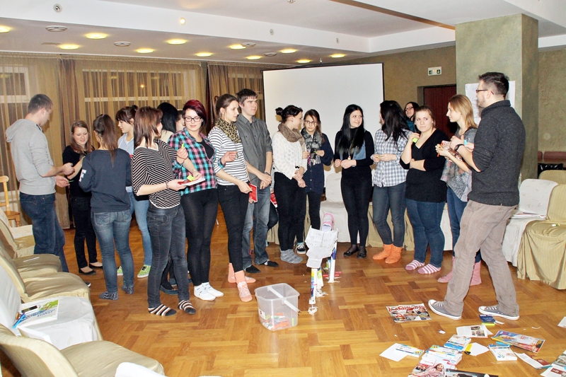 Mācību dalībnieki, aktīvi kustoties, vienojas par sadarbību pāros. 
Autors: Uldis Varnevičs