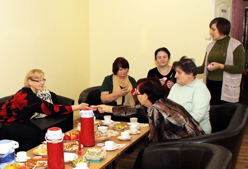 Bērsteles dāmas novērtē, kādus ziedus viņām nāksies veidot. 
Autors: Uldis Varnevičs