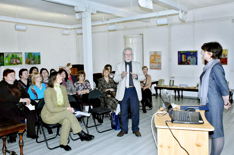 Ina Līne (no labās) un Viesturs Vecgrāvi s prezentēja atklājumus un jaunas idejas literāta Viļa Plūdoņa mantojuma izpētē.
Autors: Ivars Bogdanovs