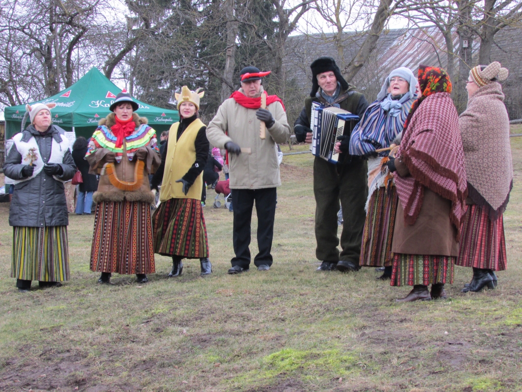Folkloras kopa «Dreņģeri» Užgavēņa svinībās Lietuvā: Daina France, Aina Šapala, Skaidrīte Šimkevica, Ingrīda Tomsone, Aija Urtāne, Alberts Šapals, Leons Zarāns, Alberts Auzāns un kopas vadītāja Ināra Grēniņa. 
Autors: No albuma.