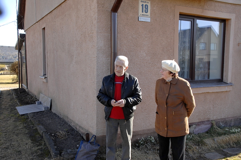 Baušķenieku Mārītes un Ojāra Bundzinska mājai Kraujas ielā savulaik tika piešķirts apbalvojums «Pateicība par sakoptu īpašumu 2006». Saimnieki atzinīgi vērtē šādas skates atjaunošanu. 
Autors: Ivars Bogdanovs