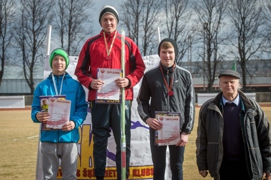 Robertam Gļaudam (no kreisās) un Kristapam Jaunpujenam medaļas pasniedza Jānis Lūsis. 
Autors: Zigismunds Zālmanis, lat-athletics.lv