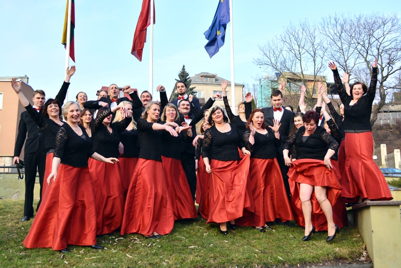 Vecumnieku novada jauktā kora «Maldugunis» dalībnieki jaunajos koncerttērpos. 
Autors: no S. Druvas albuma