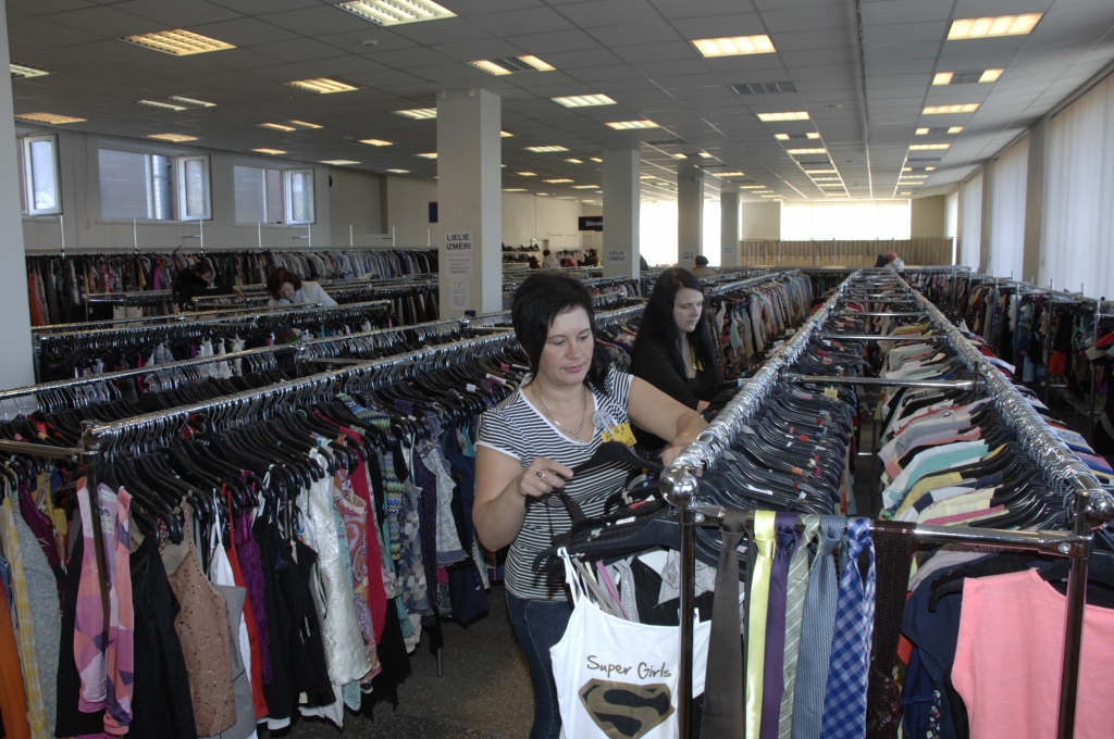 Tirgotavas telpa ir plaša un sortiments liels, teic «R.D.A.» darbiniece Diāna Kārkliņa (priekšplānā) un pārdevēja konsultante Sanita Rimkūne.
Autors: Ivars Bogdanovs