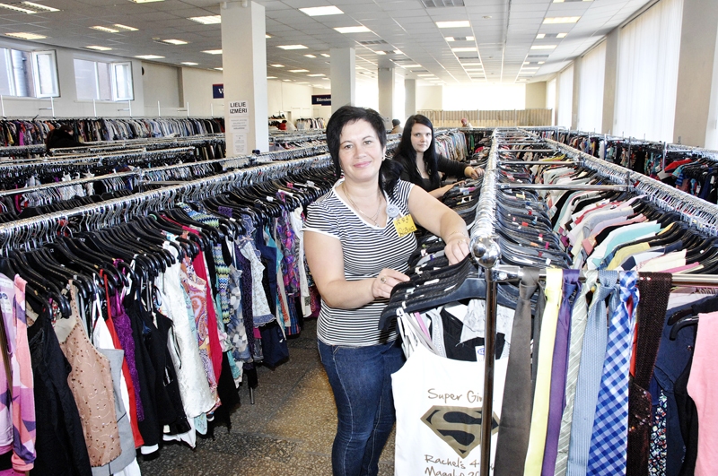 Tirgotavas telpa ir plaša un sortiments liels, teic «R.D.A.» darbiniece Diāna Kārkliņa (priekšplānā) un pārdevēja konsultante Sanita Rimkūne. 
Autors: Ivars Bogdanovs