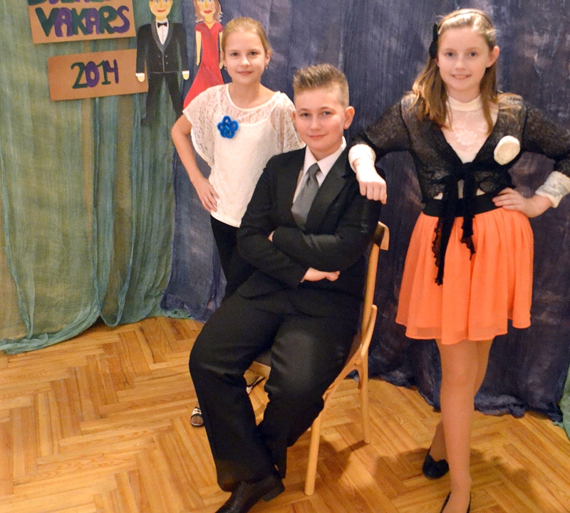 Skolēnu uzņēmums «Rotu osta»: Elīza Kupča (no labās), Daniels 
Brazjuļs un Adriana Broliša.
Autors: Foto no skolas albuma.