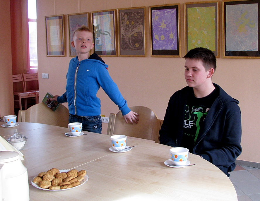 Mežotnes pamatskolas 5. klases audzēknis Kristiāns Graudiņš (no kreisās) sacensību laikā izstāstīja vairāk nekā piecdesmit anekdotes. Viņa sāncensim Īslīces vidusskolas 8. klases audzēknim Jurģim Matīsam Puiķim anekdošu krājums bija nedaudz mazāks. 

Autors: Vilnis Auzāns