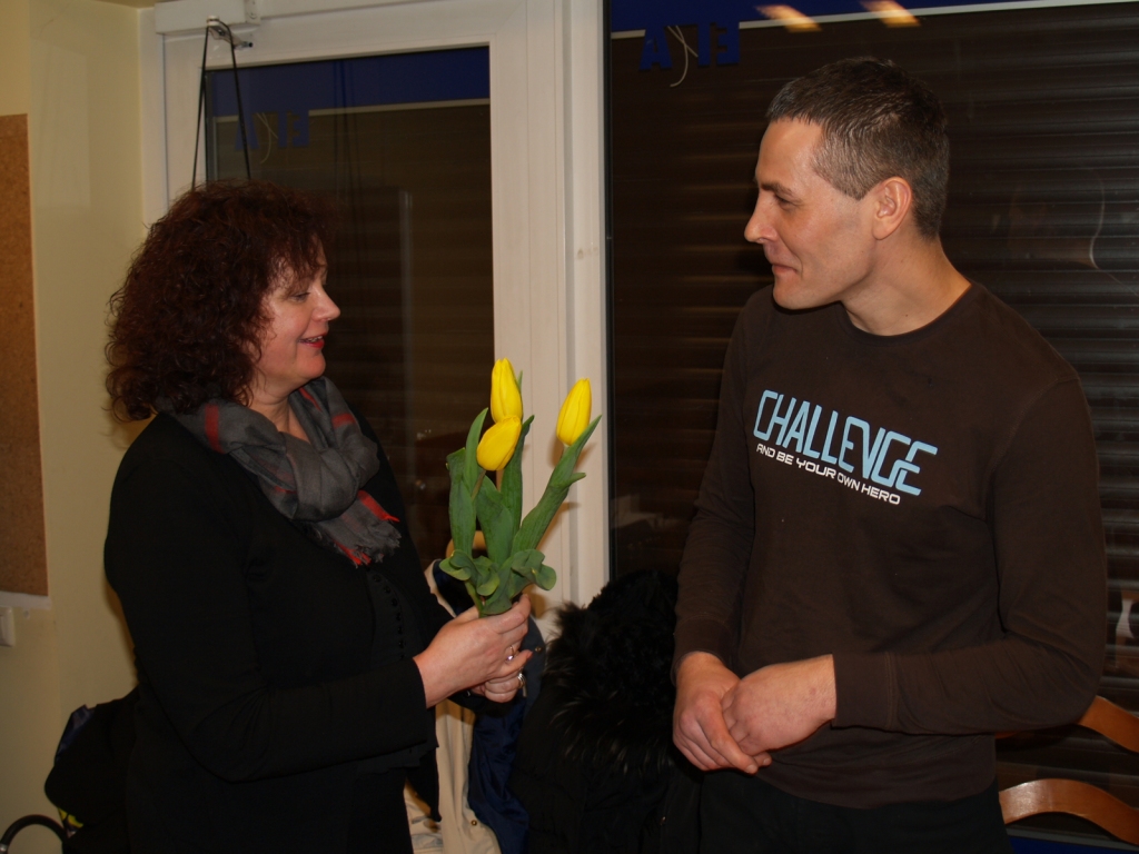 Anda Rācenāja sveica Valteru Poļakovu ar izstādes atklāšanu Iecavā.
Autors: Antra Ērgle