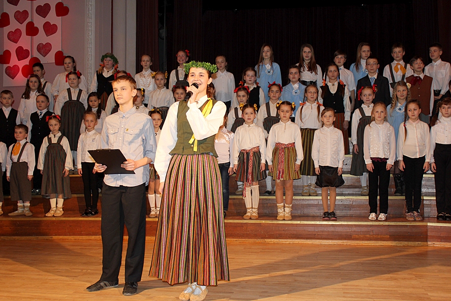 Bauskas pilsētas pamatskolas un Pasvales skolas draudzības koncertu vada Dinija Salasgrāve un Marks Daugulis.
Autors: No albuma.