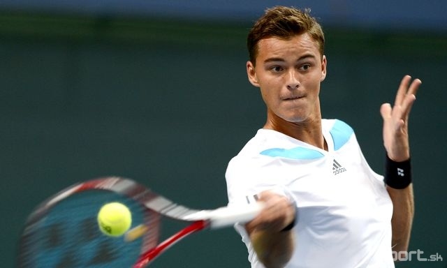 Mārtiņš Podžus pirmajā kārtā divos setos – 7:6 un 6:1 – uzvarēja Aleksi Klegou no Beninas. Otrajā kārtā pretim nāca V. Užilovskis, kuram mūsu sportists piekāpās ar 1:6 un 4:6. 
Autors: msport.aktuality.sk 