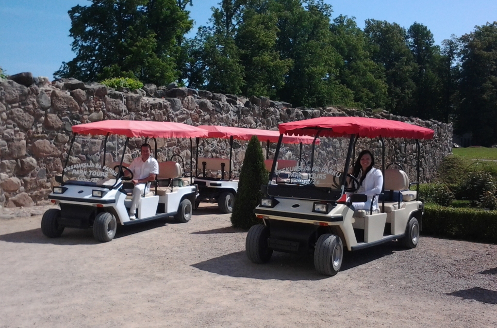 Pagājušajā sezonā ar elektromobiļiem izvizināti aptuveni 6 tūkstoši Rundāles pils dārza apmeklētāju.
Autors: elektromobilis.wordpress.com