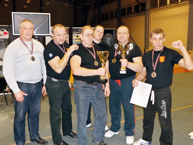 Bauskas svaru stieņa spiešanas komanda priecājas par iegūtajām godalgām. 
Autors: no I. Rigasta albuma